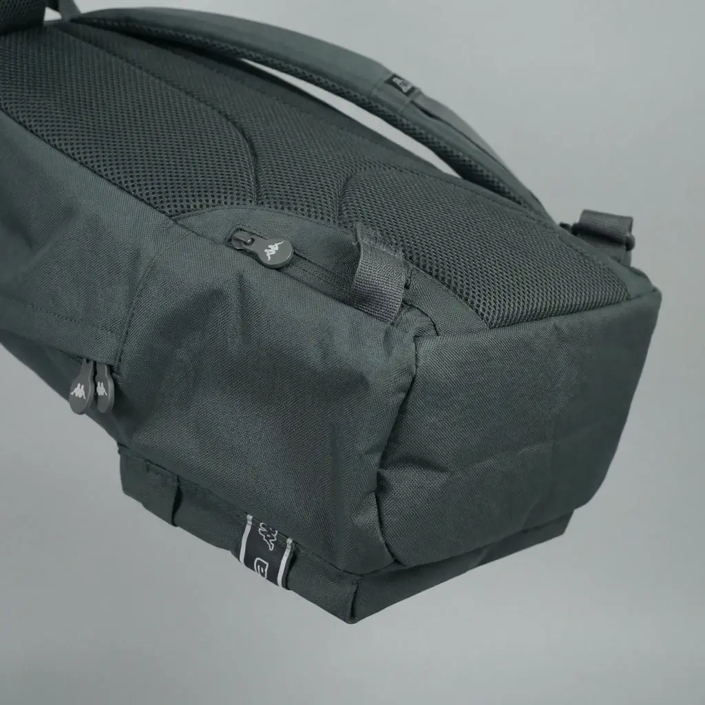 Mochila Escolar Kappa Color Gris oscuro 04 copia.webp