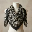 pañuelo cuadrado con estampado de cebra 03.webp