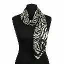 pañuelo cuadrado con estampado de cebra 05.webp