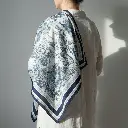 pañuelo cuadrado estampado azul oscuro 05.webp