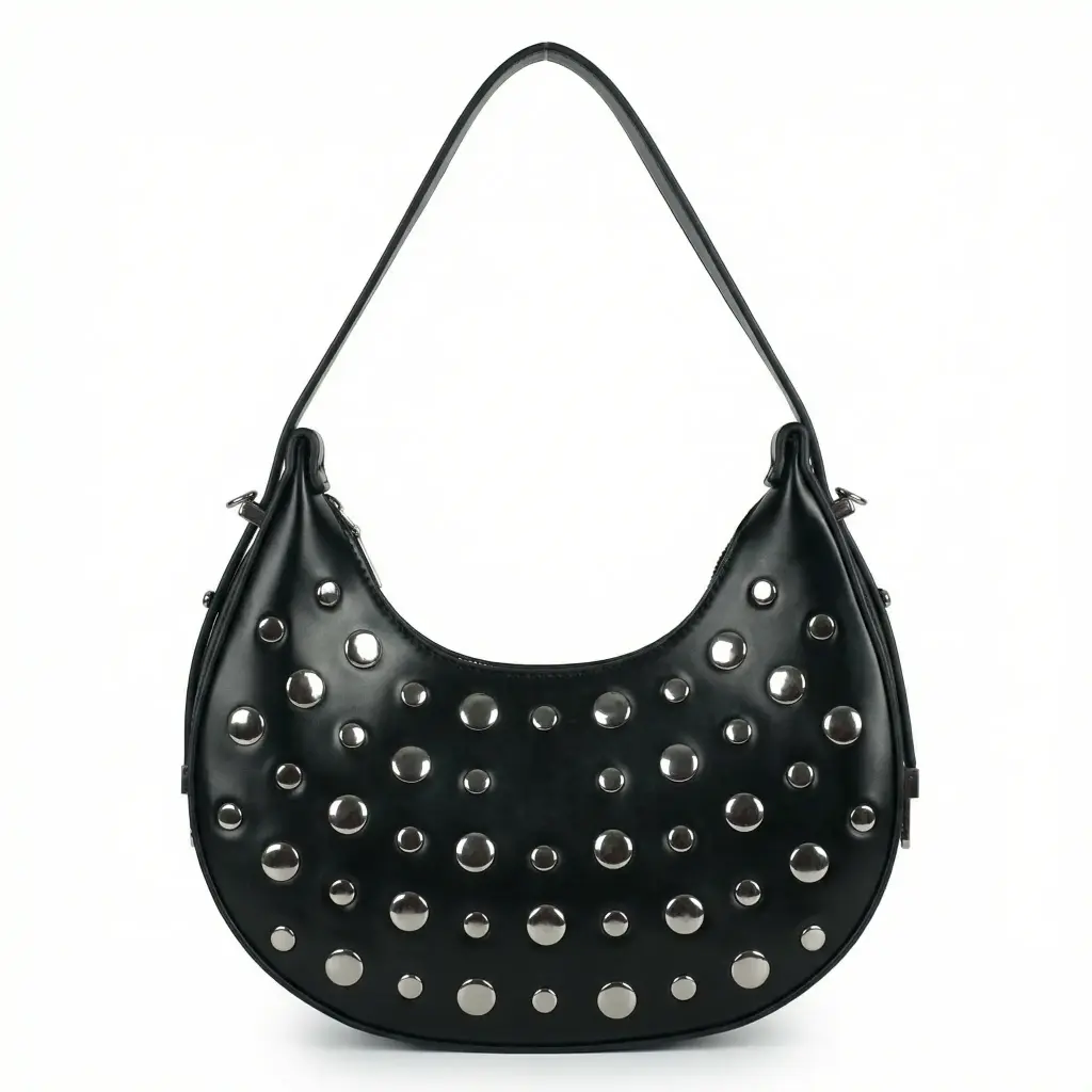 Bolso media luna con tachuelas Camila Karina 05.webp