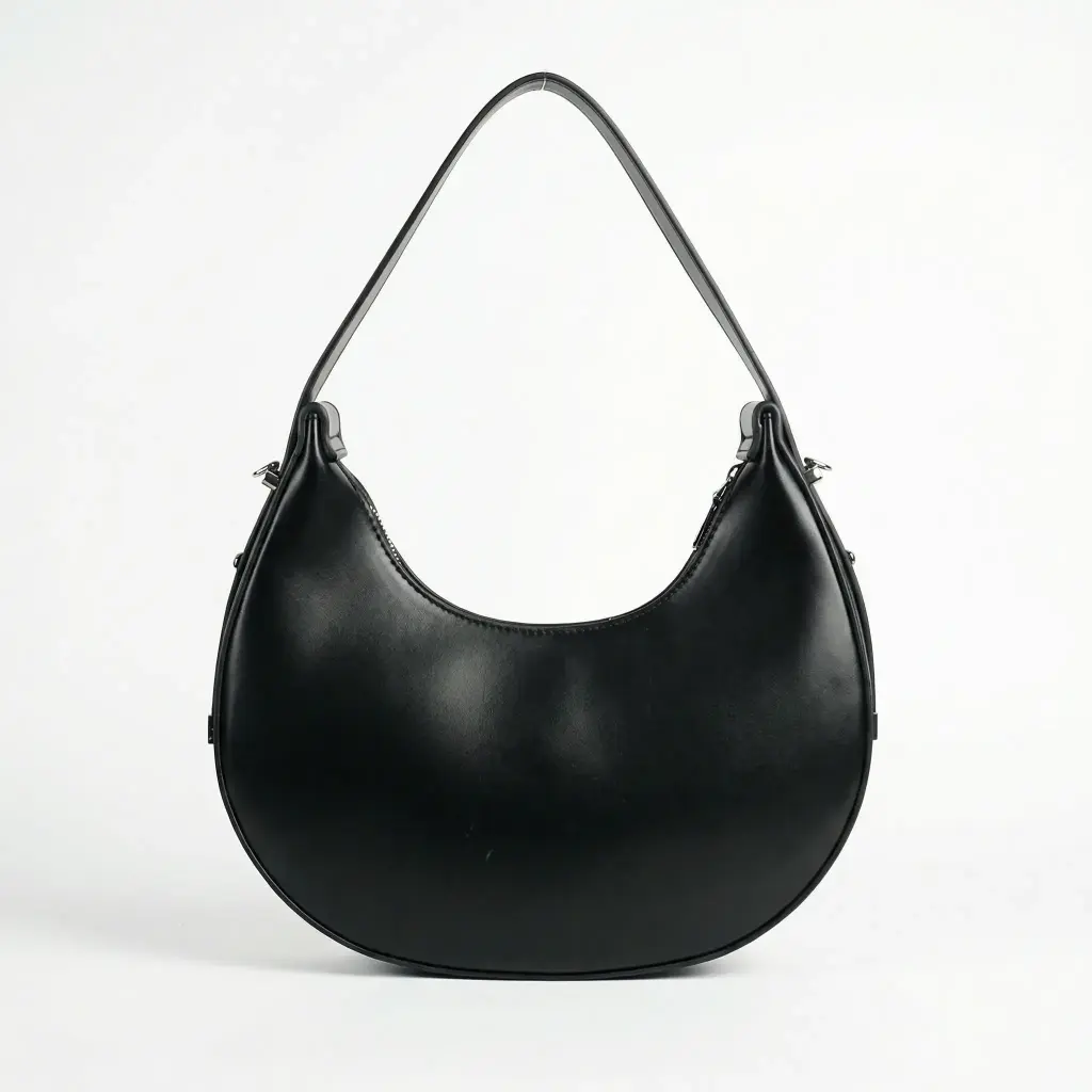 Bolso media luna con tachuelas Camila Karina 02.webp