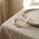 Pulsera con perlas blancas pequeñas 02.webp