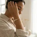 Pulsera con perlas blancas pequeñas 01.webp