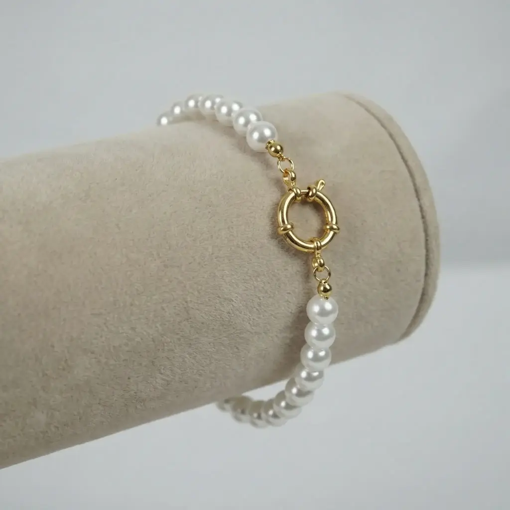 Pulsera con perlas blancas pequeñas 05.webp