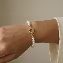 Pulsera con perlas blancas pequeñas 04.webp