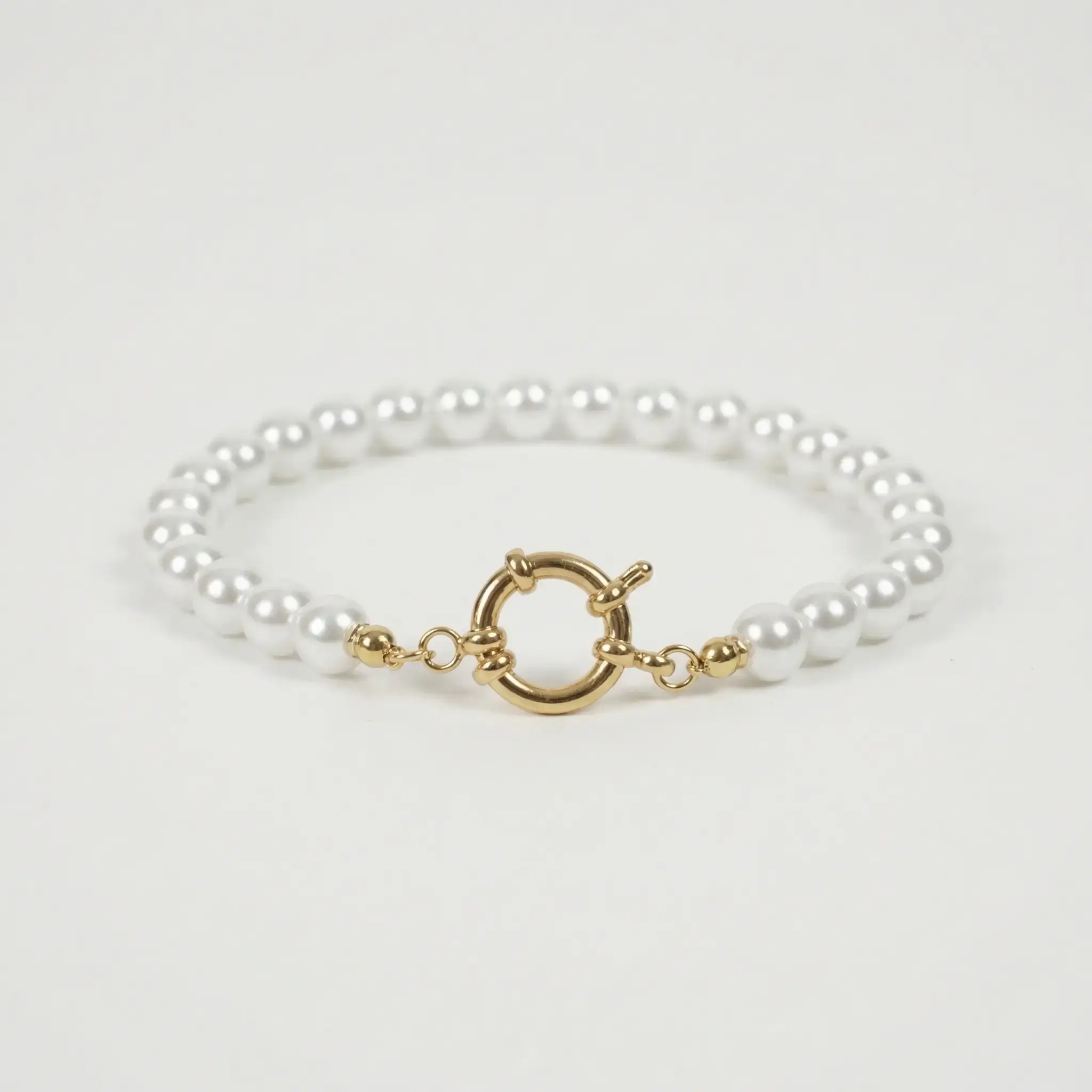 Pulsera con perlas blancas pequeñas 03.webp