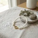 Pulsera con perlas blancas medianas 05.webp