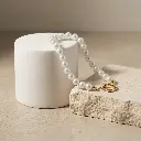 Pulsera con perlas blancas medianas 01.webp