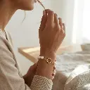 Pulsera con perlas blancas medianas 03.webp