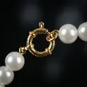 Pulsera con perlas blancas medianas 04.webp