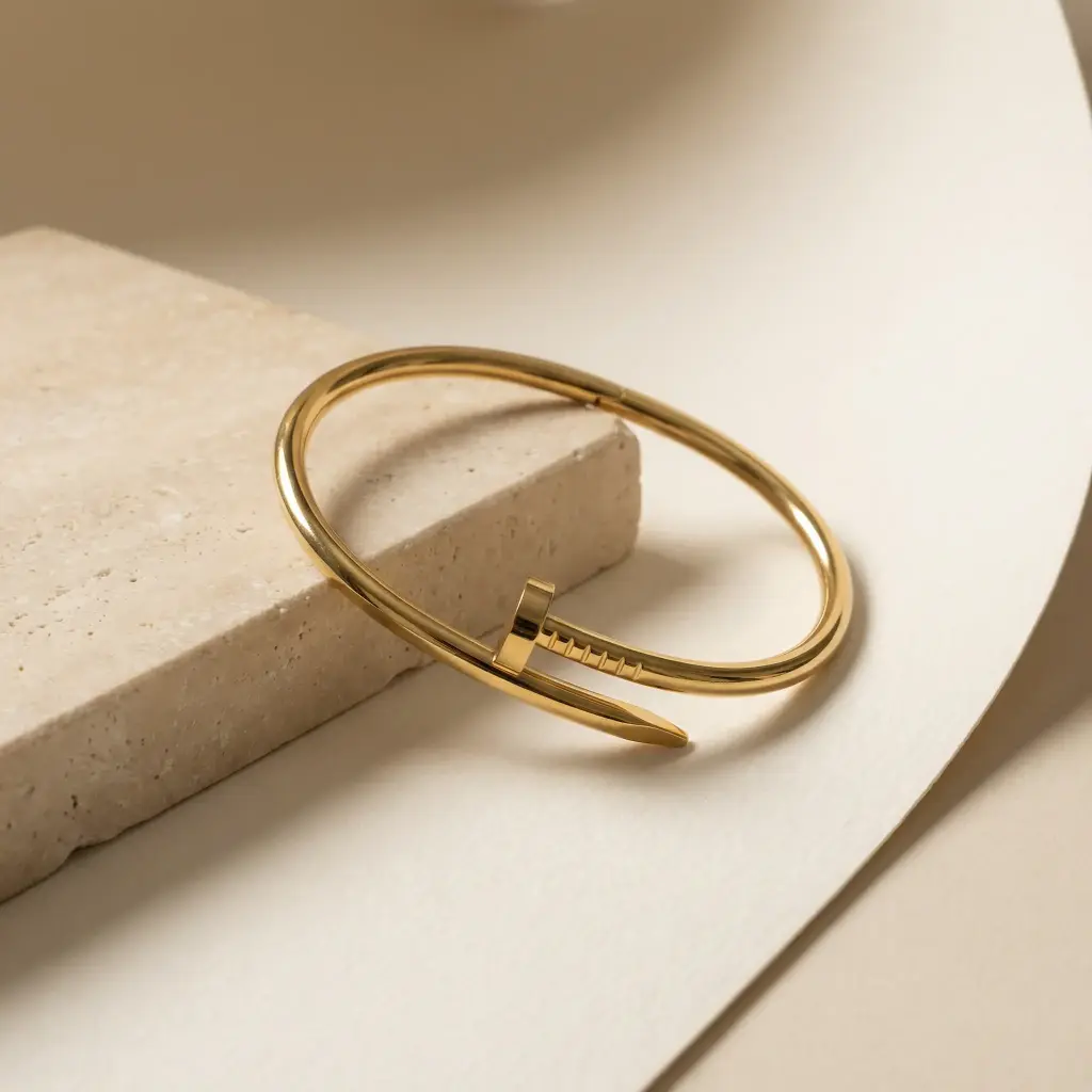 Pulseras cartier forma de clavo dorado 06.webp