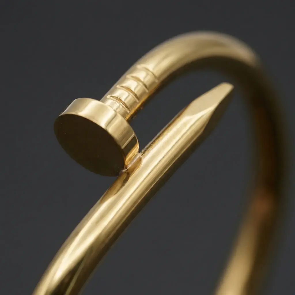 Pulseras cartier forma de clavo dorado 02.webp