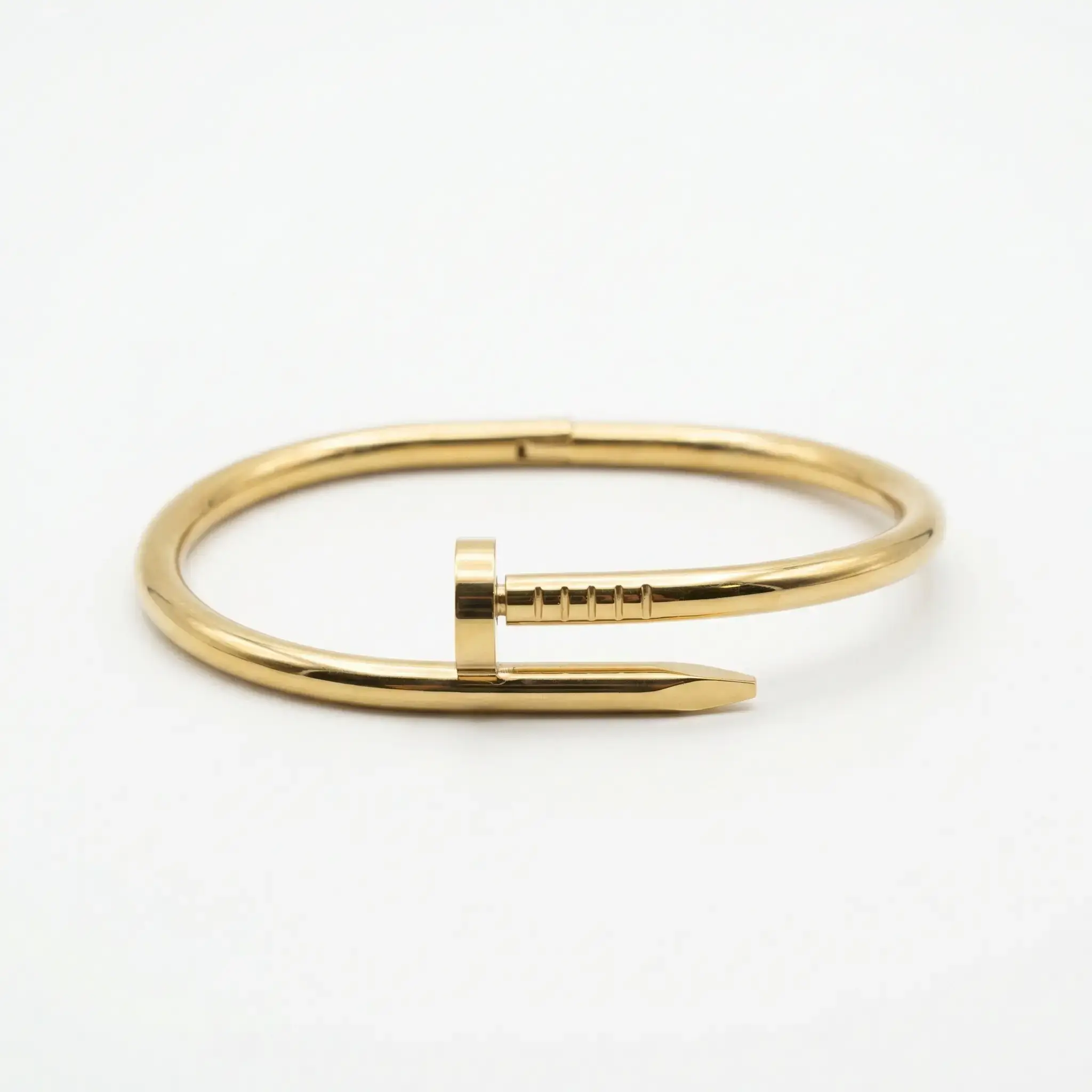 Pulseras cartier forma de clavo dorado 04.webp
