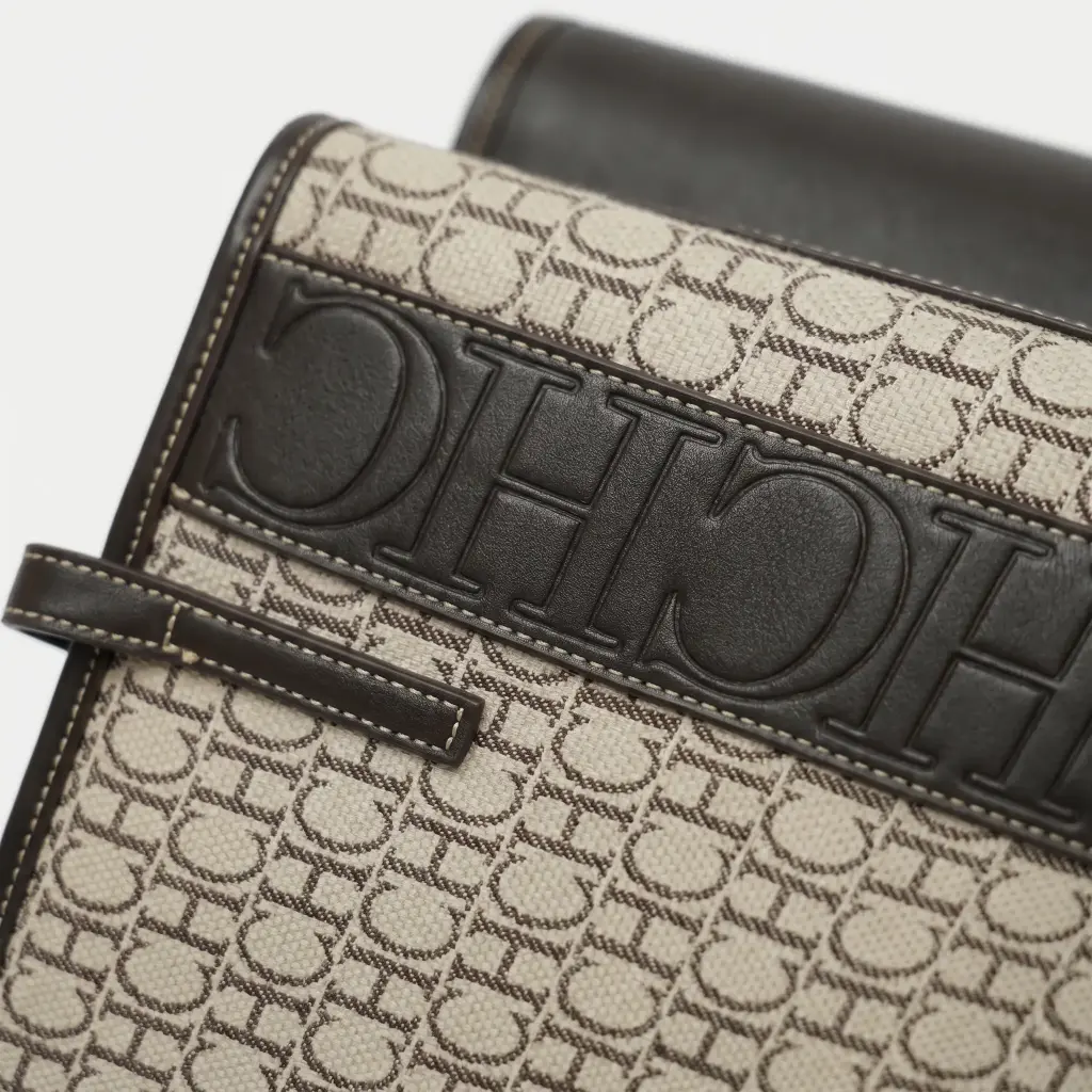 Bolso Tote Monogram mediano (Inspiración Carolina Herrera) Marron 02.webp