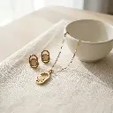 Conjunto colgante y pendientes espinelas Central de Nácar (Inspiración Tous) 02.webp