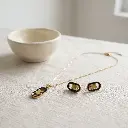 Conjunto colgante y pendientes espinelas negras Camille (Inspiración Tous) 05.webp