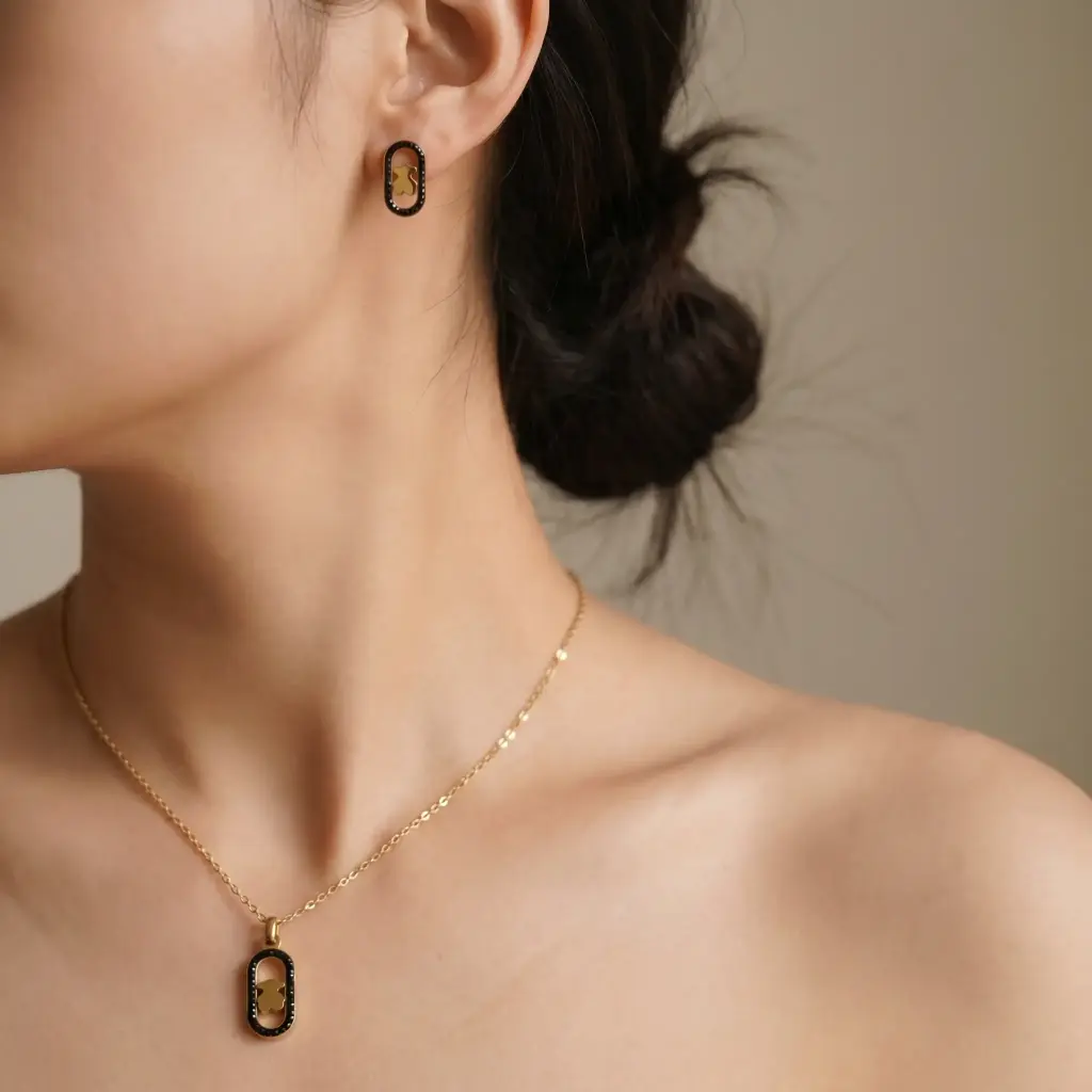 Conjunto colgante y pendientes espinelas negras Camille (Inspiración Tous) 04.webp
