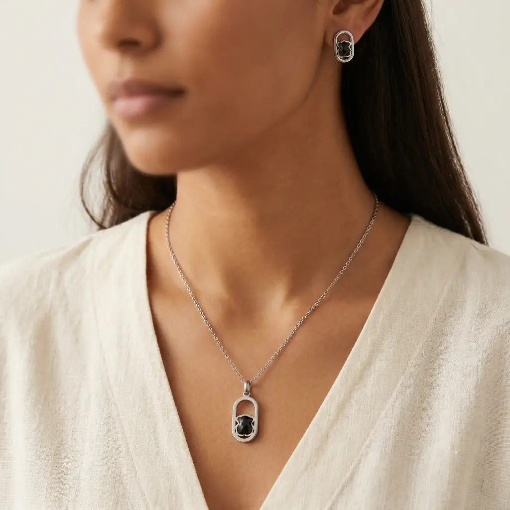 Conjunto colgante y pendientes espinelas negras Camille Plata (Inspiración Tous) 06.webp