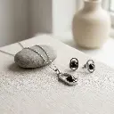 Conjunto colgante y pendientes espinelas negras Camille Plata (Inspiración Tous) 02.webp