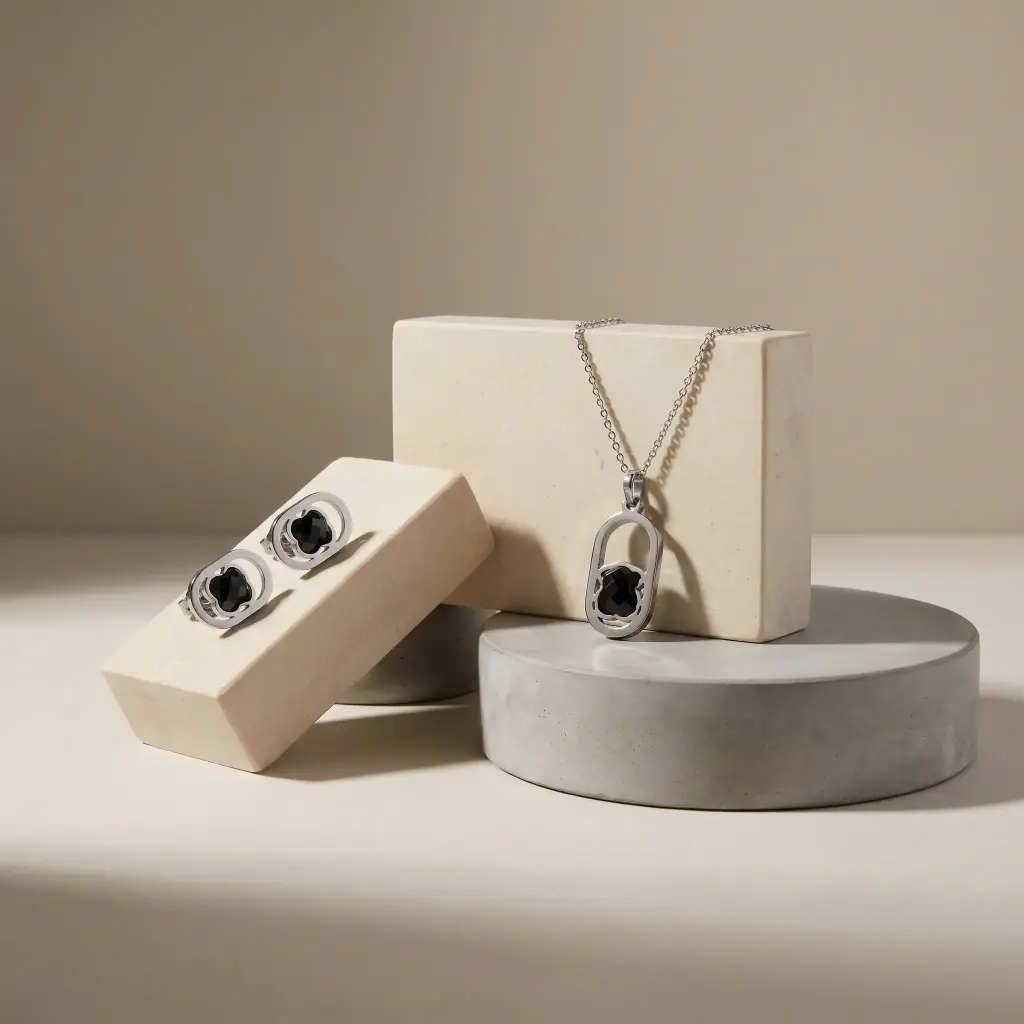 Conjunto colgante y pendientes espinelas negras Camille Plata (Inspiración Tous) 01.webp