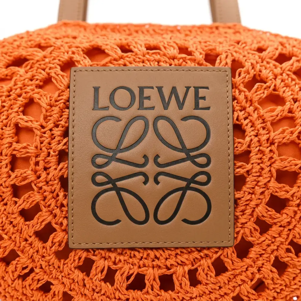 Bolso redondo de rafia con anagrama (Inspiración Loewe) 03.webp