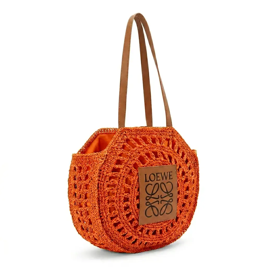 Bolso redondo de rafia con anagrama (Inspiración Loewe) 04.webp