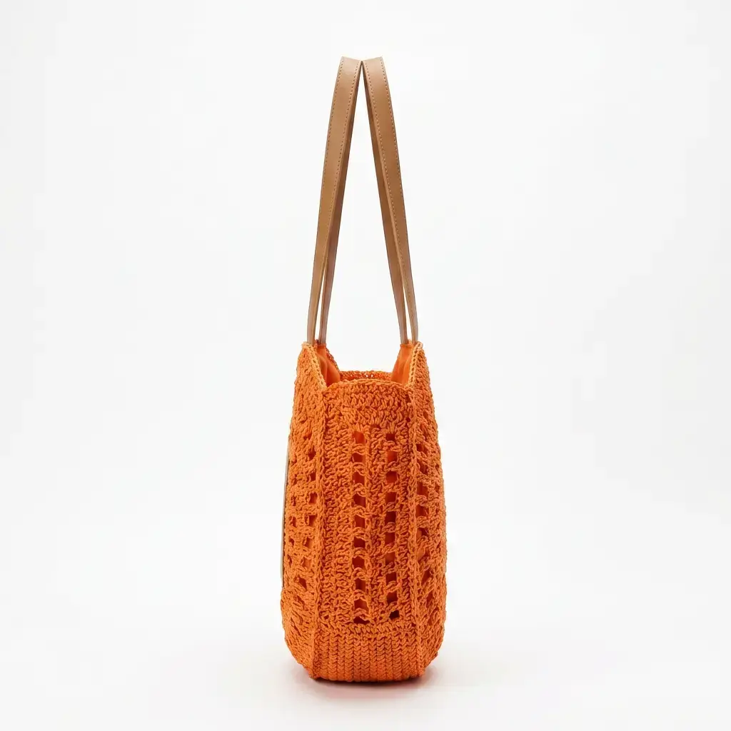 Bolso redondo de rafia con anagrama (Inspiración Loewe) 02.webp