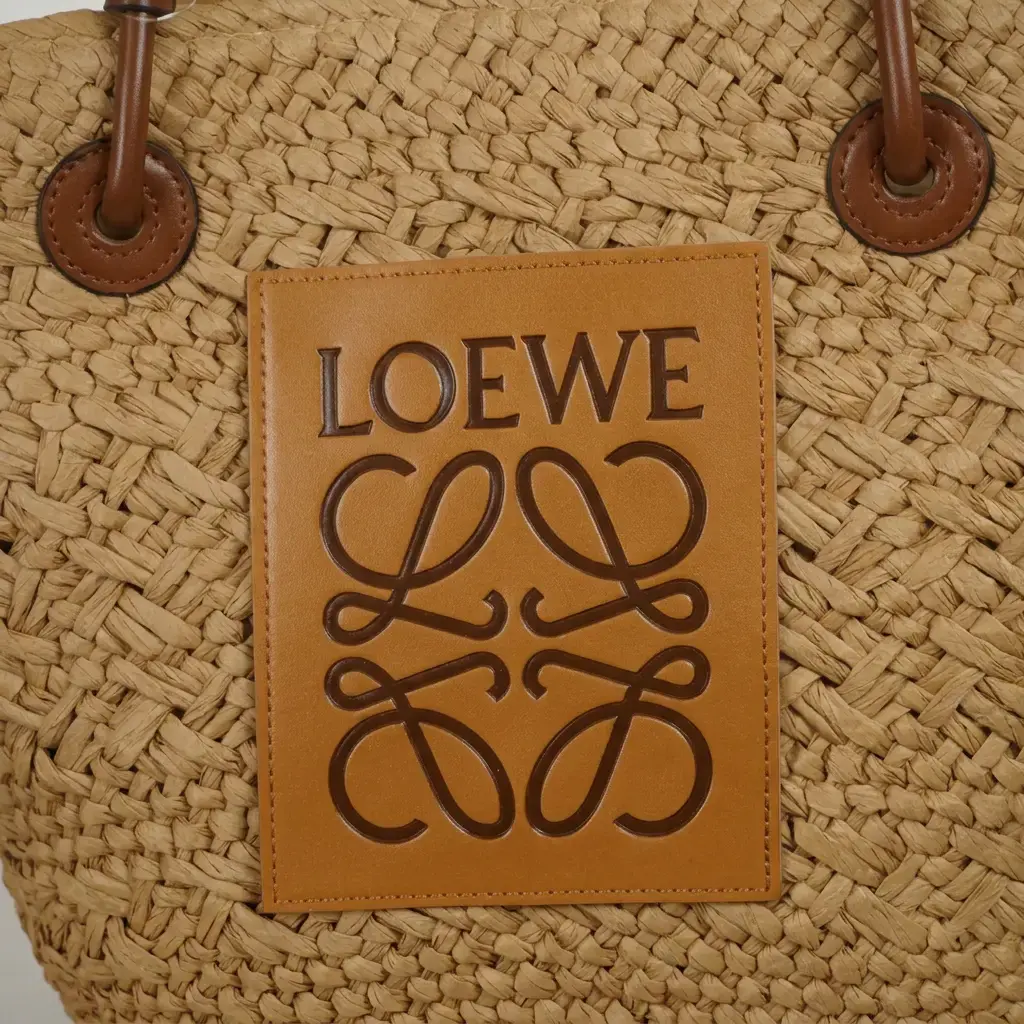 Bolso tipo capazo rafia trenzada Anagram (Inspiración Loewe) 04.webp