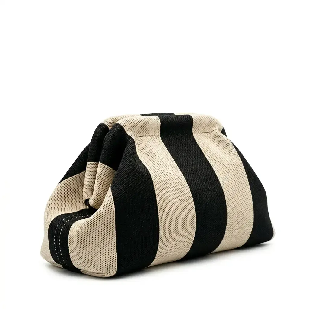 Bolso Clutch elegante con cadena negro 02.webp