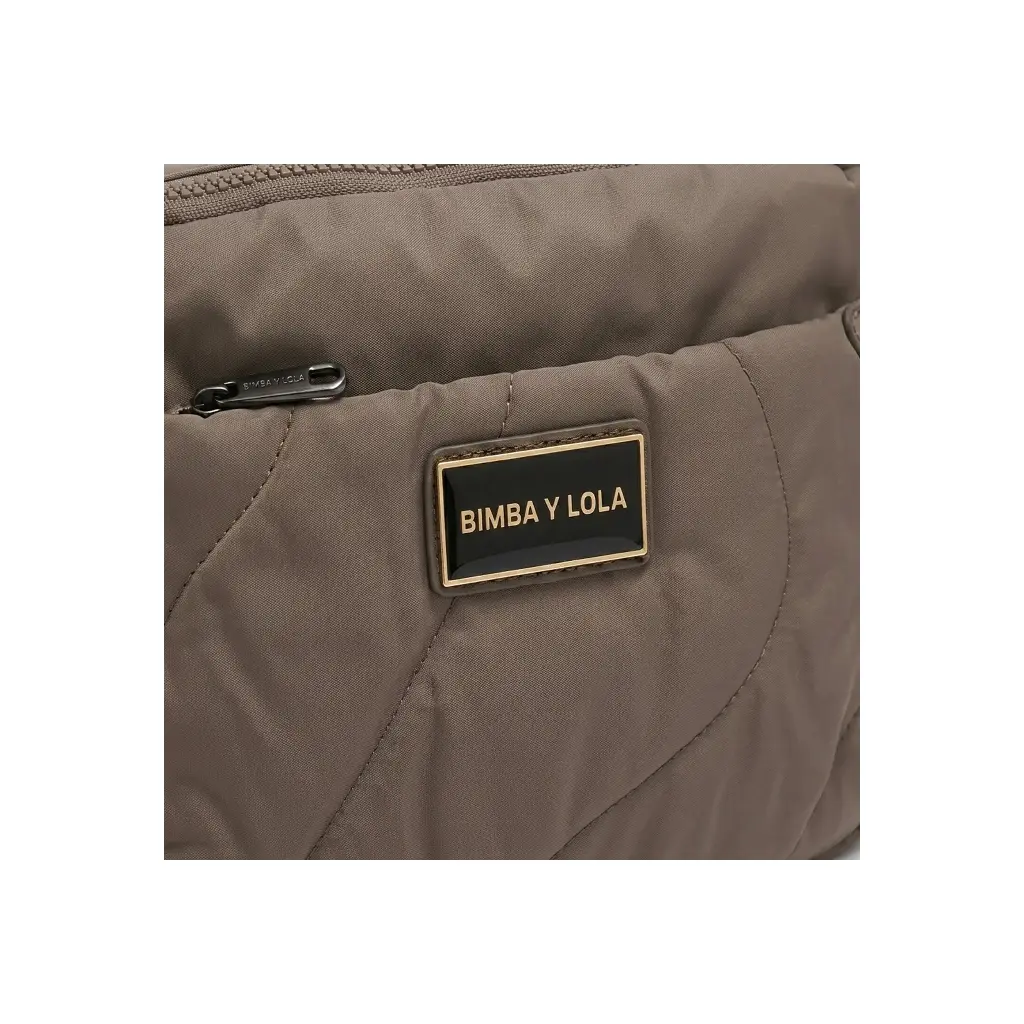 Bolso bandolera acolchado placa frontal (Inspiración Bimba y Lola) detalle Caqui.webp