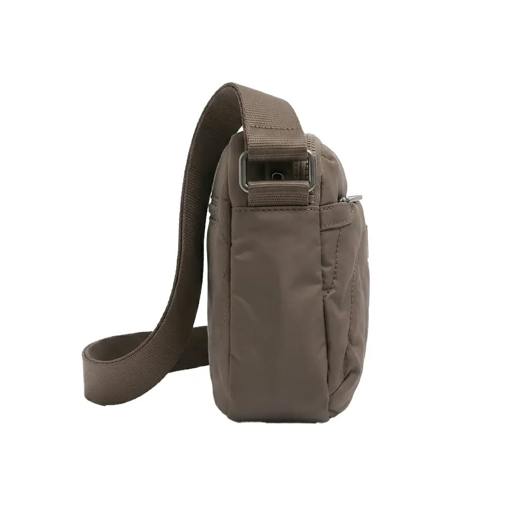 Bolso bandolera acolchado placa frontal (Inspiración Bimba y Lola) lateral Caqui.webp