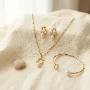 Conjunto pulsera rigida con colgante y pendientes perla (Inspiración Tous) 04.webp