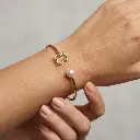 Conjunto pulsera rigida con colgante y pendientes perla (Inspiración Tous) 06.webp