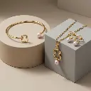 Conjunto pulsera rigida con colgante y pendientes perla (Inspiración Tous) 01.webp