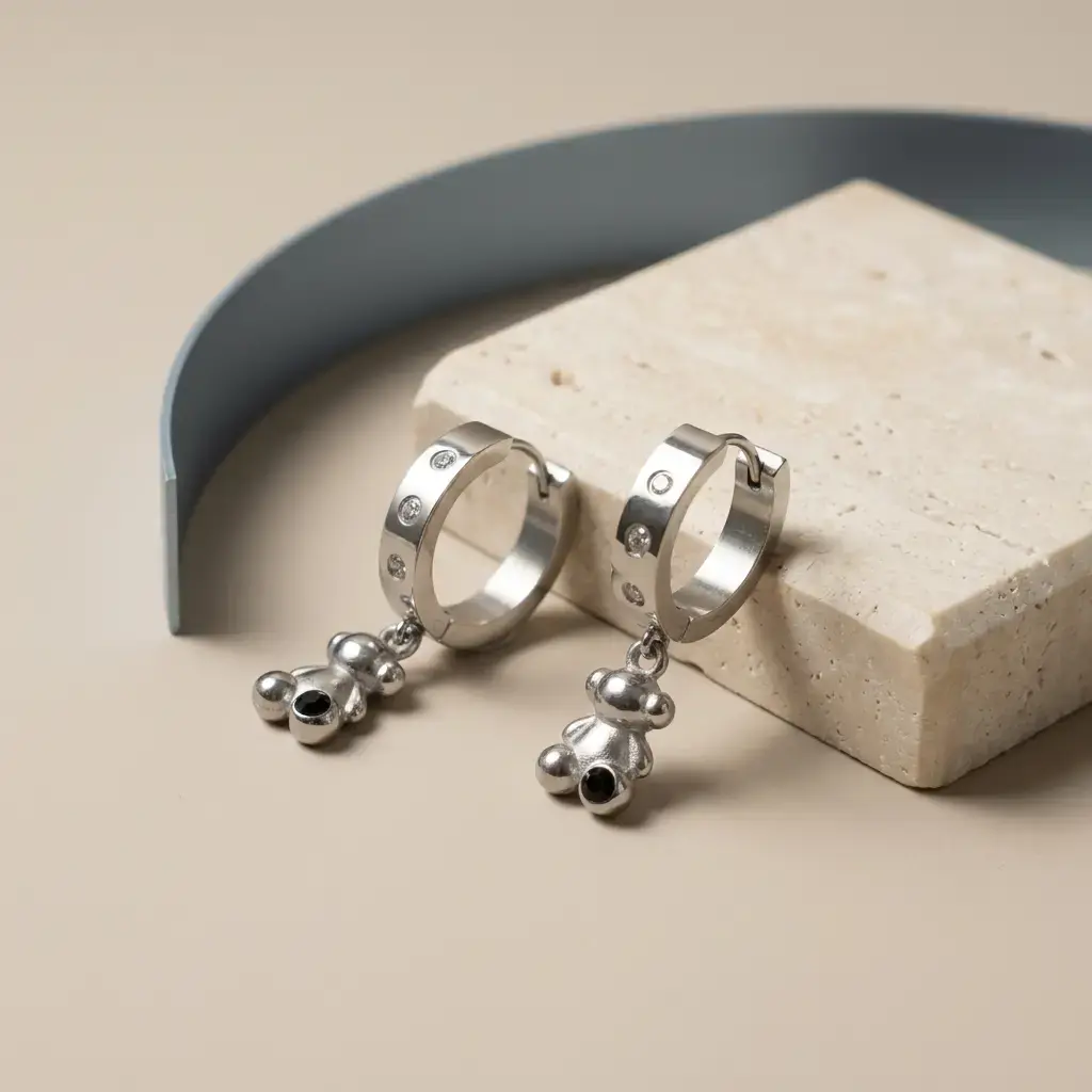 Pendientes Bold Bear con detalles colgantes forma oso negro (Inspiración Tous) 04.webp
