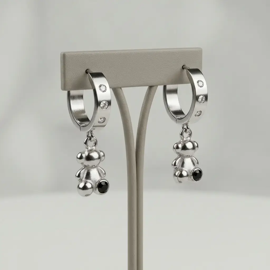 Pendientes Bold Bear con detalles colgantes forma oso negro (Inspiración Tous) 02.webp