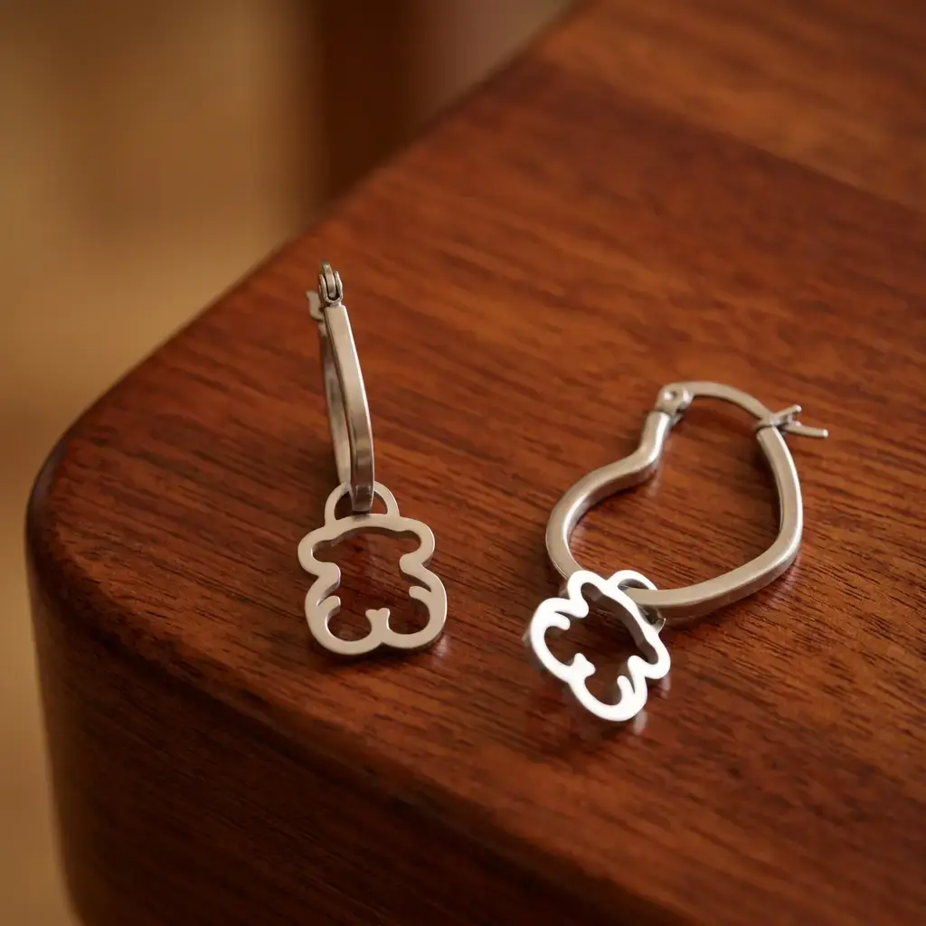 Pendientes de aro New Silueta detalle de oso colgante (Inspiración Tous) 01.webp