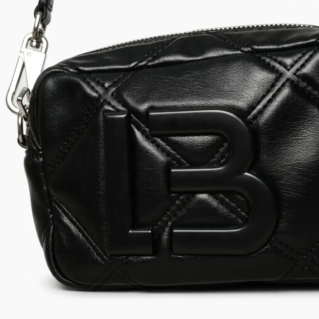 Bolso bandolera diseño acolchado logotipo relieve (Inspiración Bimba) 03.webp