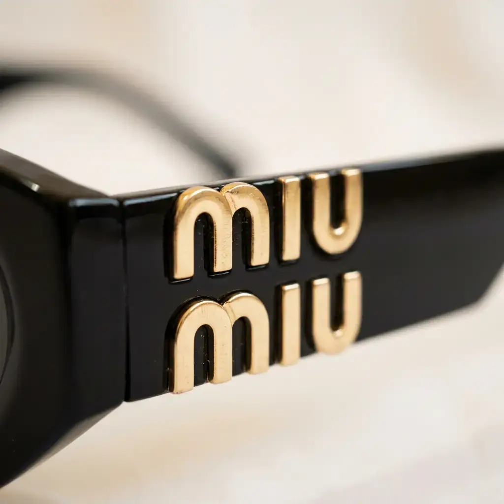 Gafas de sol ovaladas logotipo dorado relieve (Inspiración Miu Miu) 04.webp
