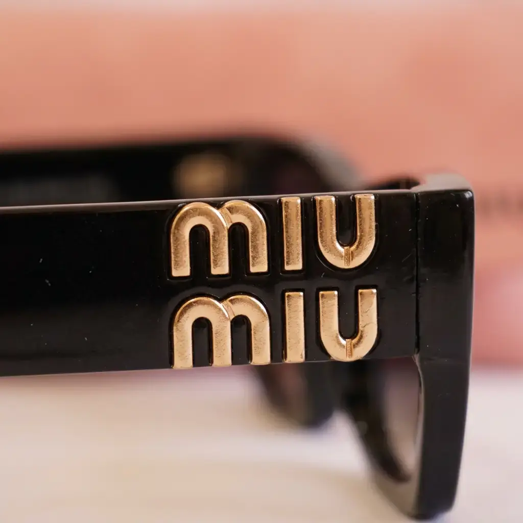 Gafas de sol rectangular logotipo dorado (Inspiración Miu Miu) 03.webp