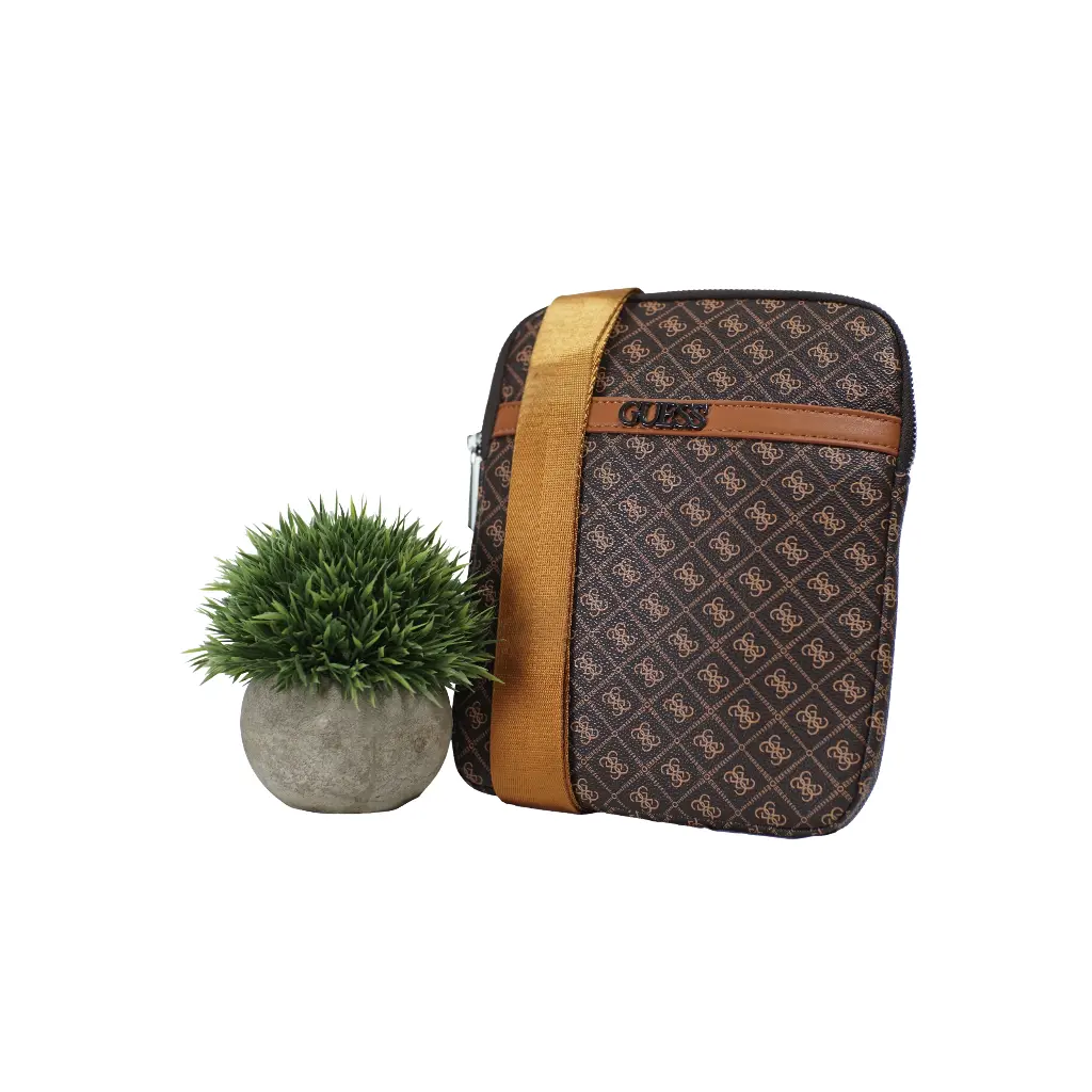 Bolso Bandolera Hombre Logo (Inspiración Guess) Color marrón 03.webp