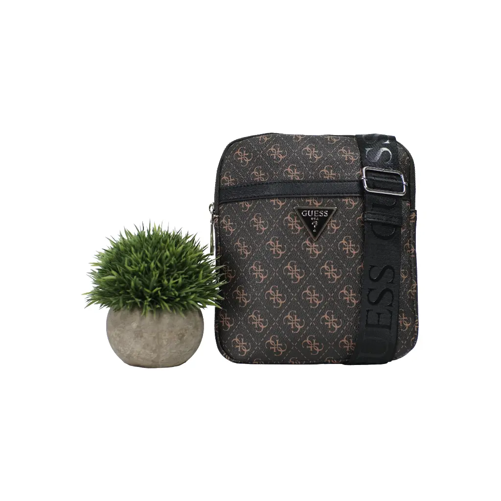 Bolso Bandolera Hombre Logo Triangular (Inspiración Guess) Color Chocolate 04.webp