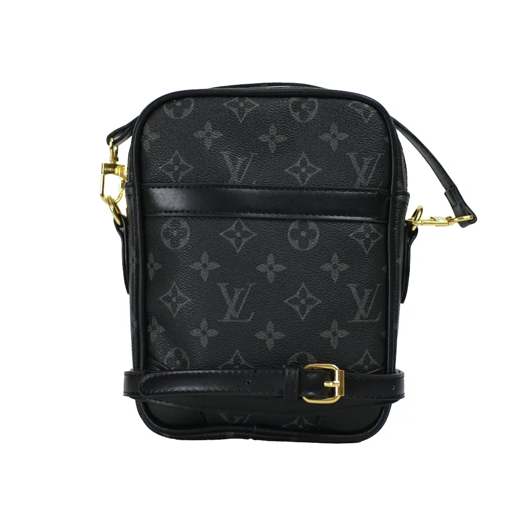 Bolso Hombre Logo (Inspiración Louis Vuitton) Color Negro 04.webp