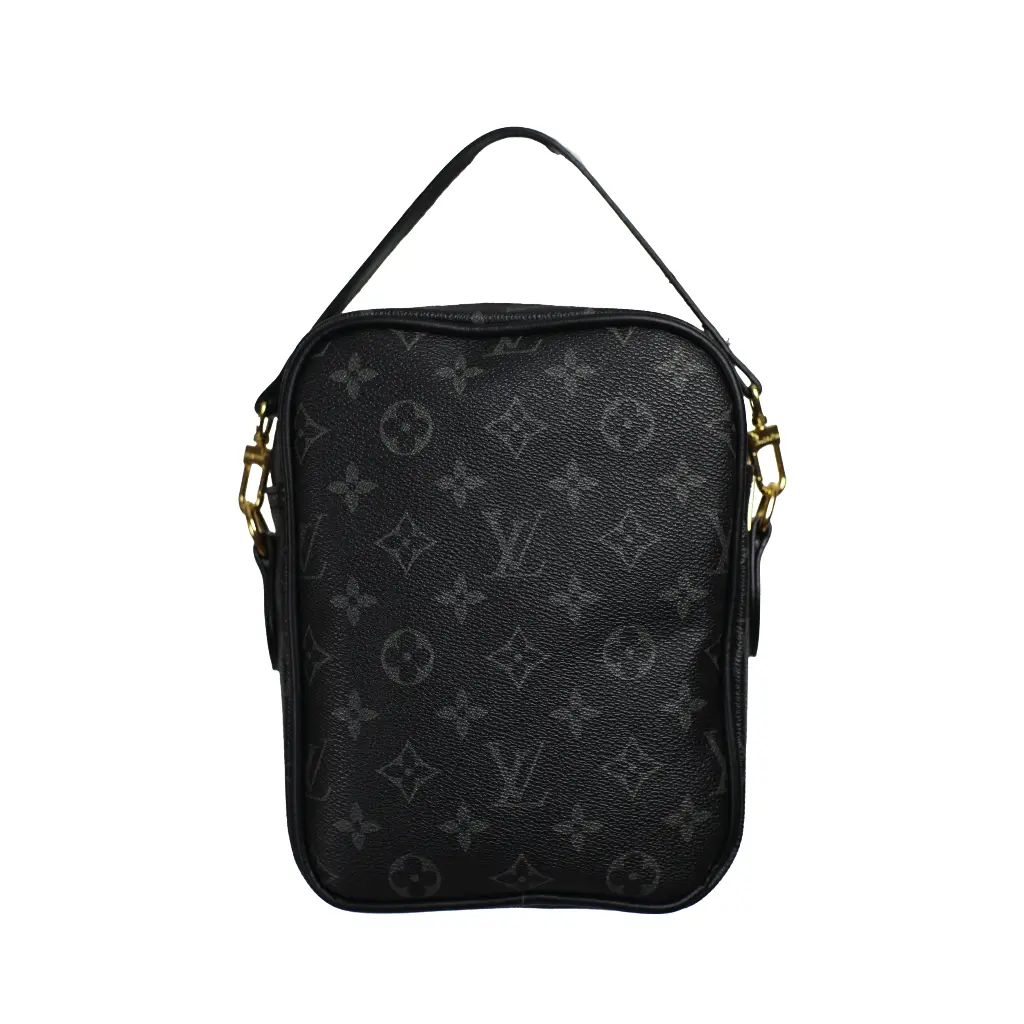 Bolso Hombre Logo (Inspiración Louis Vuitton) Color Negro 02.webp