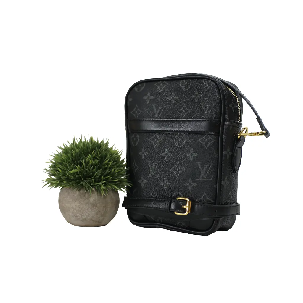 Bolso Hombre Logo (Inspiración Louis Vuitton) Color Negro 05.webp