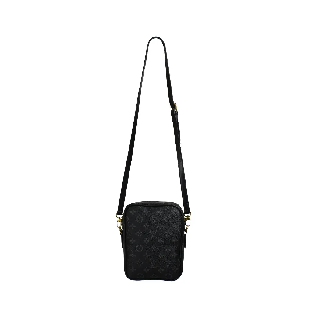 Bolso Hombre Logo (Inspiración Louis Vuitton) Color Negro 03.webp