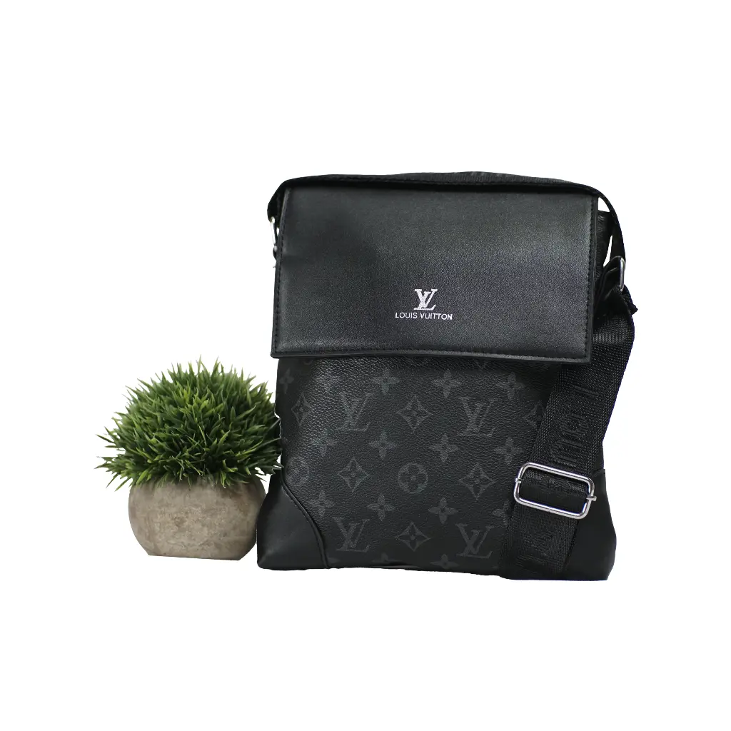 Bolso Bandolera Hombre Logo Solapa (Inspiración Louis Vuitton) Color negro 04.webp