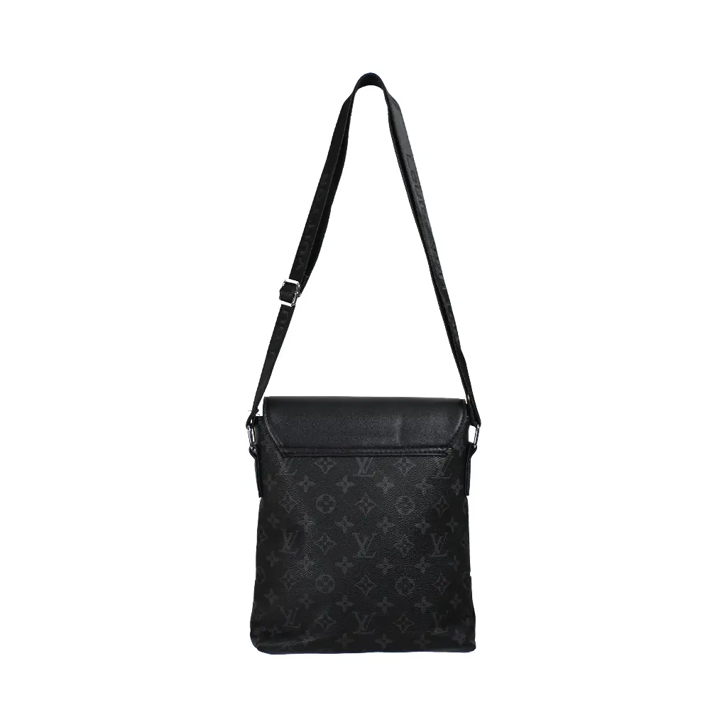 Bolso Bandolera Hombre Logo Solapa (Inspiración Louis Vuitton) Color negro 02.webp