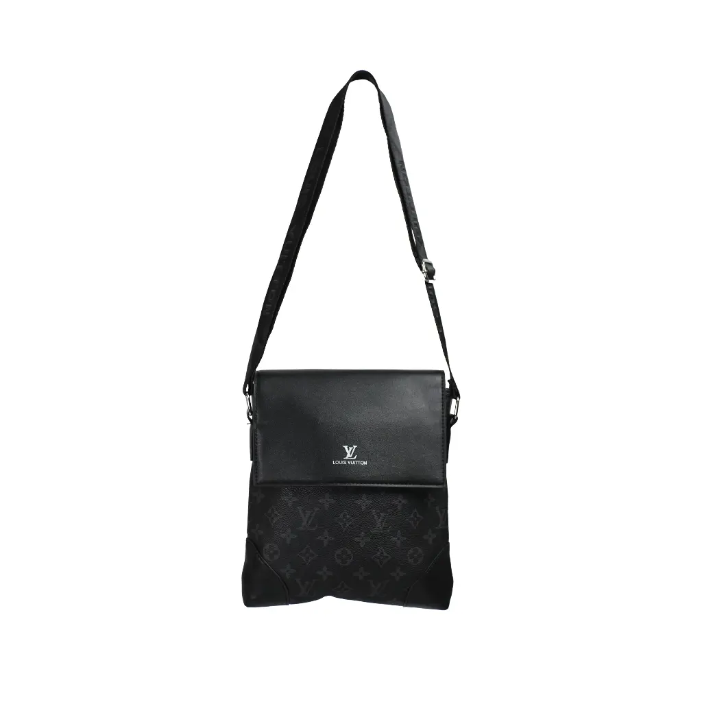 Bolso Bandolera Hombre Logo Solapa (Inspiración Louis Vuitton) Color negro 01.webp